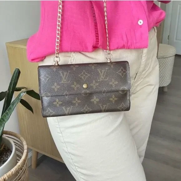 ✅AUTHENTIC✅LOUIS VUITTON WALLET ON A CHAIN - Picture 15 of 15